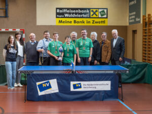 Meister_2KlNord_Gruppenfoto_Ehrengaeste_Sponsor